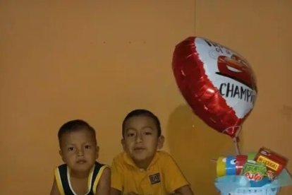 Deiker junto a su hermano de 9 años, en la celebración del Día del Niño, el año pasado.