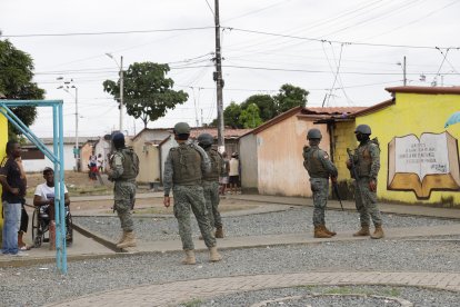 Militares también participaron en los más de 30 allanamientos.