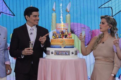 Isaac Delgado y la Nena Gutiérrez identificando sus figuras en la torta