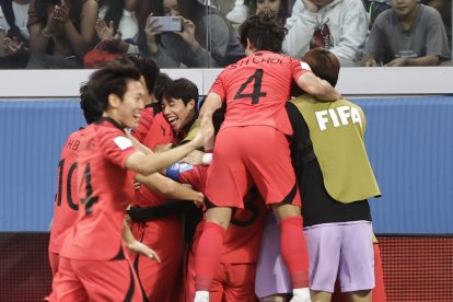 Los coreanos celebran su segundo gol contra Ecuador