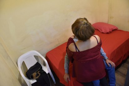 Katherine les da terapia psicológica a los infieles.