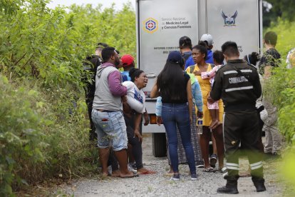 El cuerpo de Otilio Yosué Gallón Quiñónez fue descubierto en medio de la maleza, cerca del canal de la muerte. Fue embarcado en el carro de Medicina Legal.