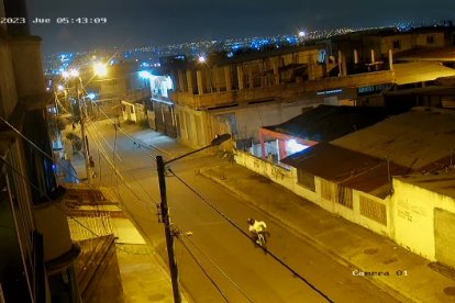 Cámaras de seguridad captaron a los asesinos del uniformado. Iban en moto.