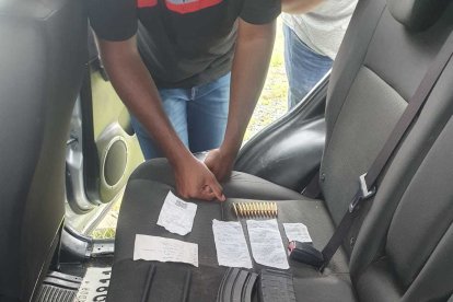 Dentro del carro que manejaba el implicado se hallaron municiones para fusil, así como chalecos policiales.
