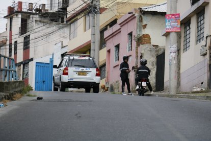 La Policía Nacional realiza patrullajes constantes en el sector La Colmena, en el centro de Quito.