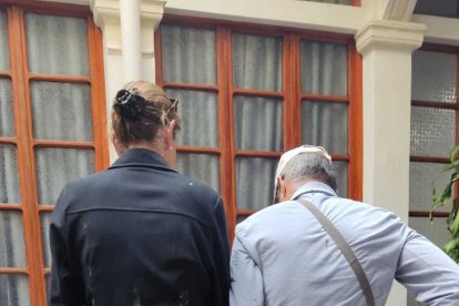 La pareja de franceses muestra cómo les quedó la ropa manchada con caca de paloma.