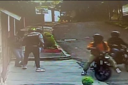Momento en el que los delincuentes arremeten contra el compañero de Alberto.