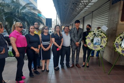 Funcionarios realizaron un plantón afuera de la Fiscalía de La Merced exigiendo seguridad.