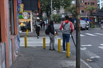En el sector de la Plaza Foch suele haber personas que llaman a visitar los bares y discotecas de la zona.