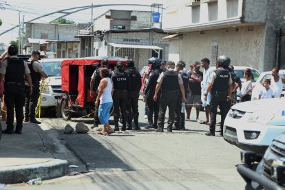 Familiares y vecinos observaban la labor de los policías.