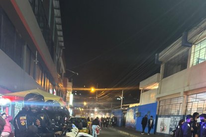 Siete motorizados de la Policía llegaron al lugar para evitar una desgracia.