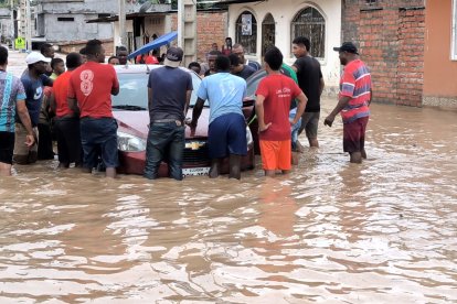 Los esmeraldeños se unieron para ayudar a las personas que, debido a los desbordamientos, quedaron atrapados en su casas y vehículos.