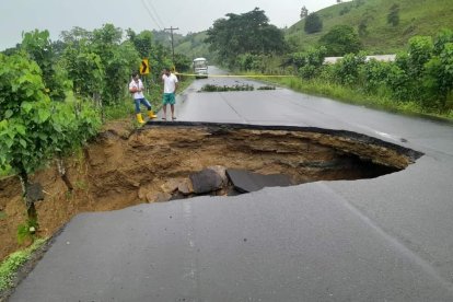 En la vía Muisne-Mompiche-San José de Chamanga. se registraron deslizamientos y socavones.