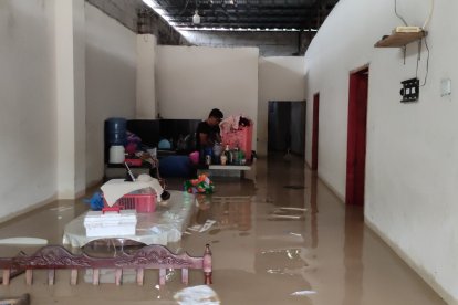 Casas resultaron anegadas por las fuertes lluvias en Esmeraldas.