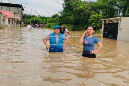 El agua llegó hasta la cintura en sectores de Esmeraldas, tras las lluvias.