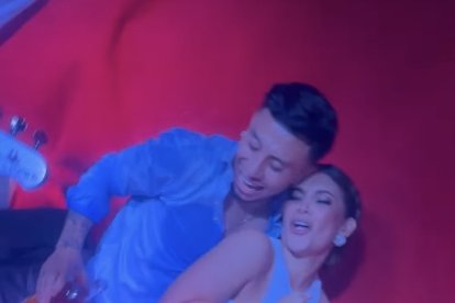 Luego se cambiaron y se pusieron más cómodos para el baile.