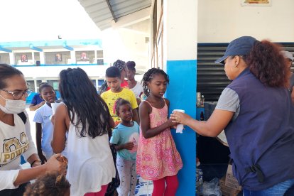 Los niños y adultos reciben alimentación y ayuda en los albergues donde se encuentran.