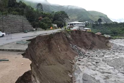 Pequeños socavones se dieron en la parroquia alauseña.