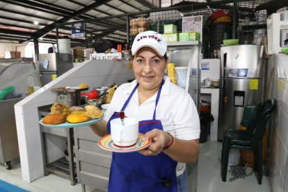 Su bolón de chicharrón, de $ 1,25 y su café pasado, son sus productos más pedidos.