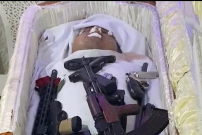 Con pancartas le dieron el último adiós. Su féretro lo llenaron de  full ‘juguetes’.