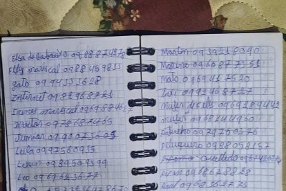 Uniformados encontraron un cuaderno con números de teléfonos y nombres de presuntas víctimas de extorsiones.