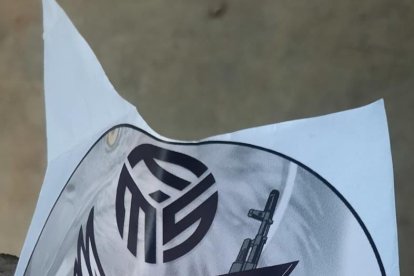 En el interior de la casa se encontró el logo de lo que sería una supuesta banda delictiva.