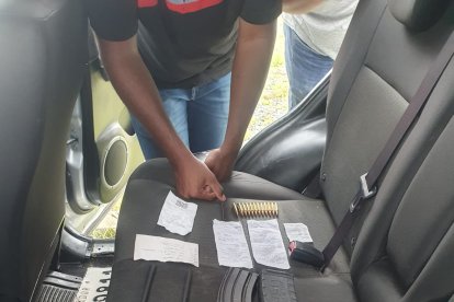 Dentro del carro de Zura se encontraron municiones.
