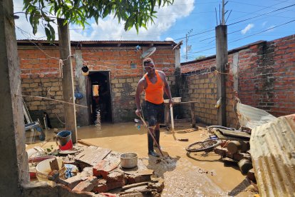 Los afectados siguen en sus labores de evacuar el agua y el lodo que invadió sus casas.