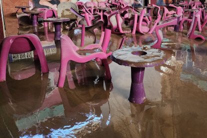 Luego de que bajaran las aguas, todo era lodo en el local.