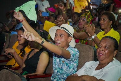 La gente animaba a Arroyo en el festival Petronio.