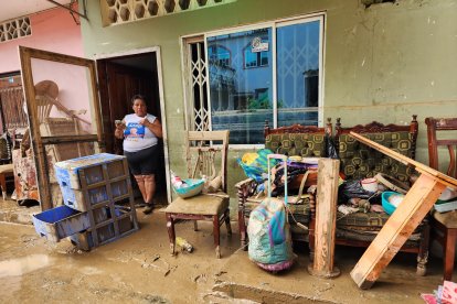 Hasta ayer, Beatriz seguía limpiando su casa y tratando de salvar por lo menos el uniforme de sus nietas.