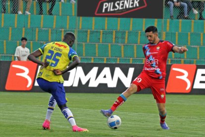 Ronie Carrillo (d) volvería al fútbol ecuatorianos tras su último paso por El Nacional en 2023.