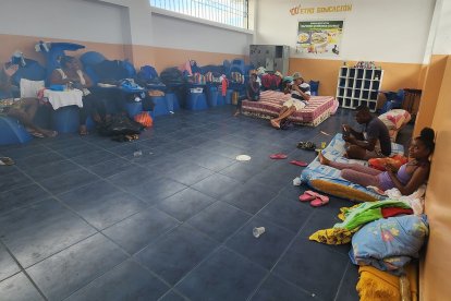 Algunas familias pasan en colchones, otras deben arreglárselas colocando sábanas en el suelo para dormir sobre el piso frío.