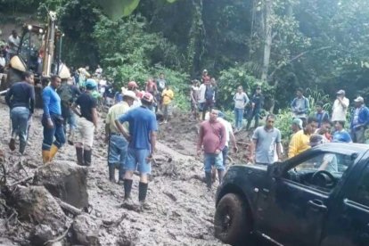 La vía quedó cubierta de lodo, piedras y escombros.