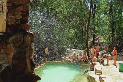 Dentro del área de recreación se han construido piscinas, cuyas aguas llegan directamente de las cascadas.