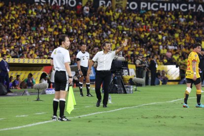 Fabián Bustos en su último partido en Barcelona, también fue multado por sus reclamos.