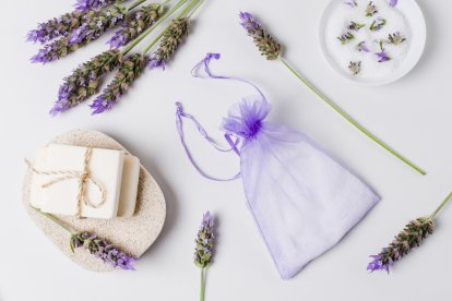 Decóralas a tu gusto y ciérralas con un lacito.