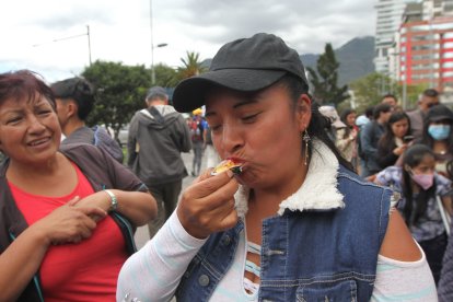 Los comensales disfrutan del sabor oriental.