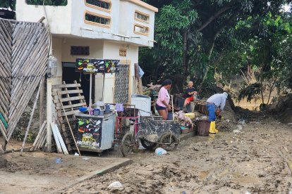 De a poco algunas familias van limpiando sus casas y botan todo lo que se les ha destruido por el agua y el lodo.