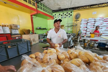 Mauro se levanta a las 4 de la madrugada para comenzar a elaborar los panes que más tarde dará a su gente esmeraldeña.