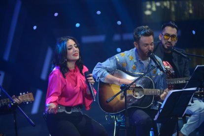 Pamela Cortés y Álex tuvieron un encuentro con la prensa y cantaron juntos.