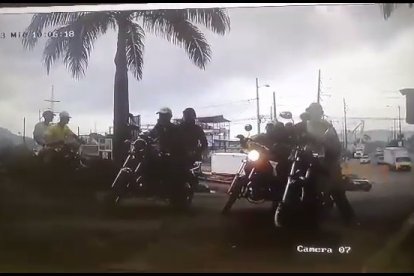 Ocho sujetos , dos en cada moto, intentaron ingresar a Portón de Beata.