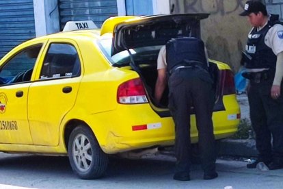 El taxista en el cual laboraba Carlos Patricio Encarnación fue revisado por los agentes.
