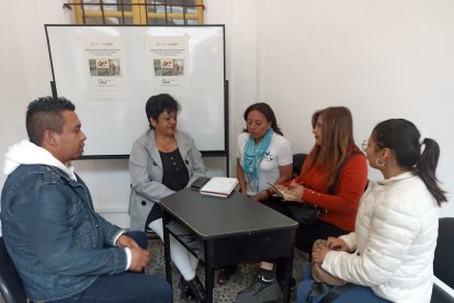 Maritza Gamboa (c), reunida en la organización Ana de Peralta.