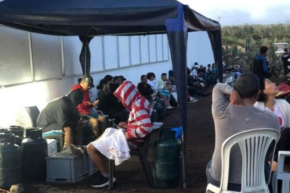 Desde la madrugada y aguantando frío, en las instalaciones de Petrocomercial la gente hace largas filas para comprar gas.