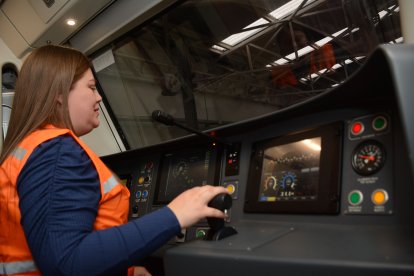 Doris Simbaña ya conoce todas las funciones tanto de la cabina como del resto del tren.
