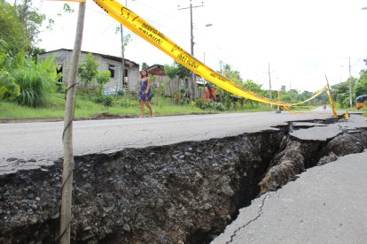 Una grieta en la carretera El Salto - Muisne cede 5 cm diarios, poniendo en riesgo a quienes viven en la zona.