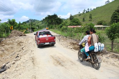 Con tierra y piedras se habilitó un paso provisional en la carretera E15, a la altura del recinto El Aguacate, donde colapsó la carpeta asfáltica a causa de las lluvias.