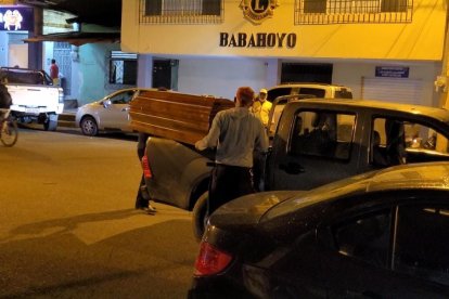 La funeraria retiró el sarcófago de la sala de velación, una vez que la mujer reaccionó.