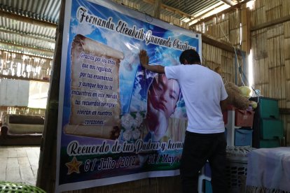 Una gigantografía con el rostro de la pequeña  Fernanda les sirve de recuerdo en la humilde casa de caña.